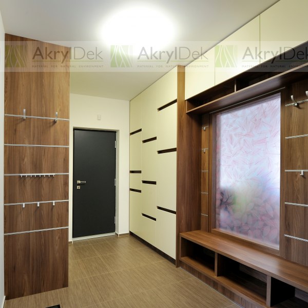 Translucent resin wall partition with brown leaves
